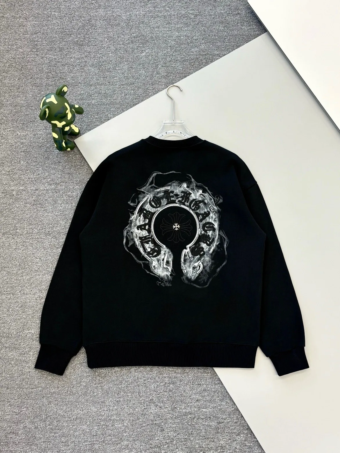P250 [High Quality] Chrome Hearts Embroidered Horseshoe Rivets🪡+Watermark Letters‼ ️Round neck sweatshirt *Customized 420g terry cotton fabric, soft, skin-friendly and comfortable *Embroidery process: front horseshoe print + rivet embroidery *A very simple and elegant classic continuation. It is unparalleled in terms of upper body comfort, interpreting your luxury and taste, and creating your fashion style and charm. Three complete standards. Same style for men and women. 𝐂𝐎𝐋𝐎𝐔𝐑: Black/White 𝐒𝐈𝐙𝐄: S-XL